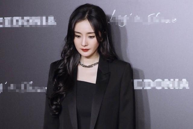 杨幂活动生图被疯传，离开工作室的P图，确定和精修照有区别？休闲区蓝鸢梦想 - Www.slyday.coM