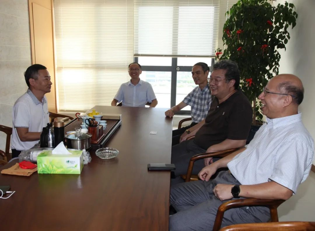 图为厦门纵横集团林龙智董事长(左一)与到访的福建