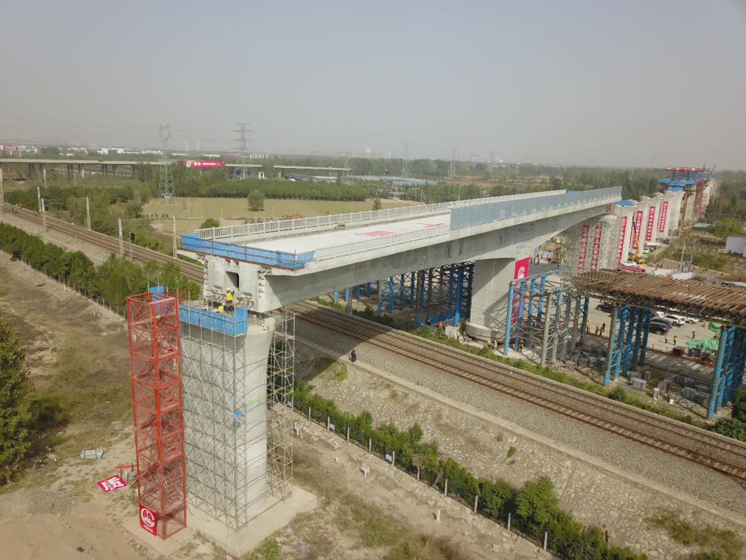 鲁南高铁(菏兰段)菏泽特大桥上跨京九铁路t构箱梁成功转体