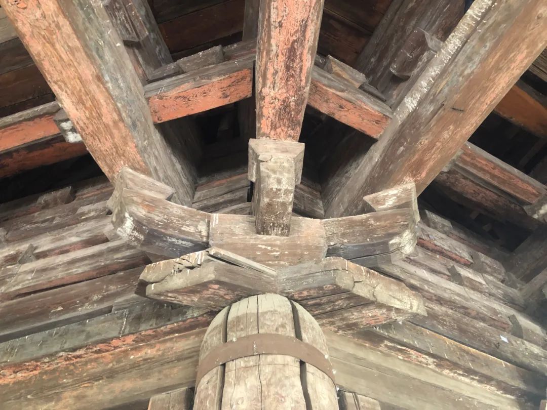 木塔内一处开裂的柱子和端头被压劈的普拍枋.本报记者王学涛摄