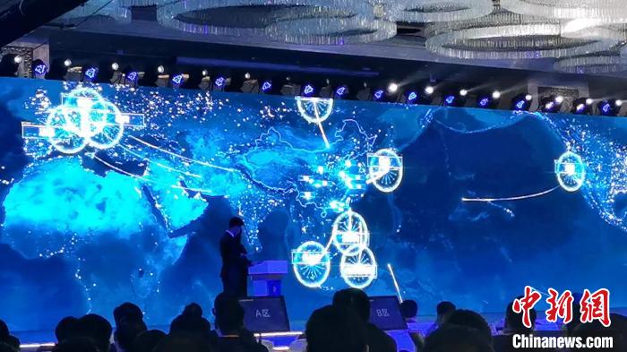 图为点亮的"杭商世界地图". 中新社记者胡亦心 摄 摄