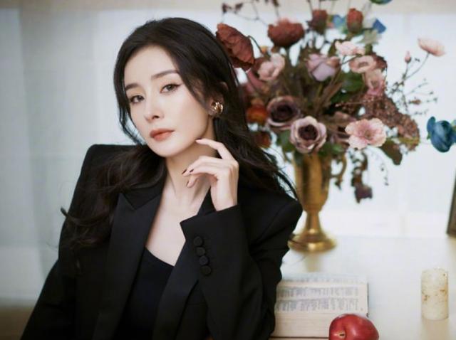 杨幂活动生图被疯传，离开工作室的P图，确定和精修照有区别？休闲区蓝鸢梦想 - Www.slyday.coM