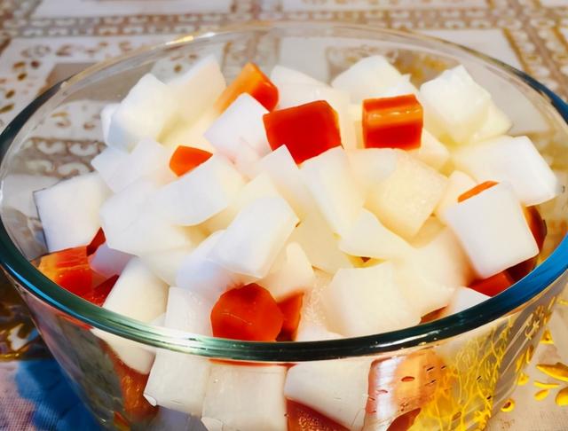 有泡椒也可以搭配点,柠檬5片,切成小块,记得要去掉籽,不然会苦,将萝卜