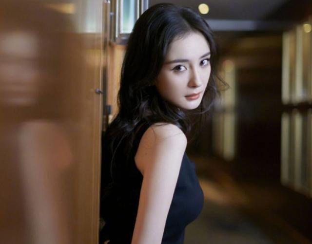 杨幂活动生图被疯传，离开工作室的P图，确定和精修照有区别？休闲区蓝鸢梦想 - Www.slyday.coM