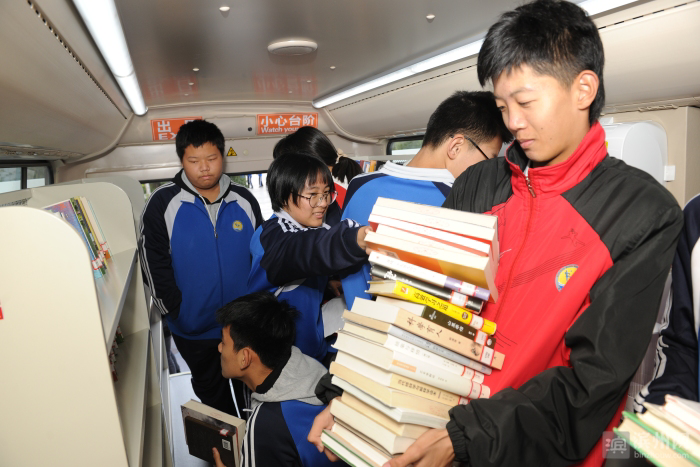 为方便借阅书籍,图书馆给渤海中学北校区的学生办理了集体读者证,由