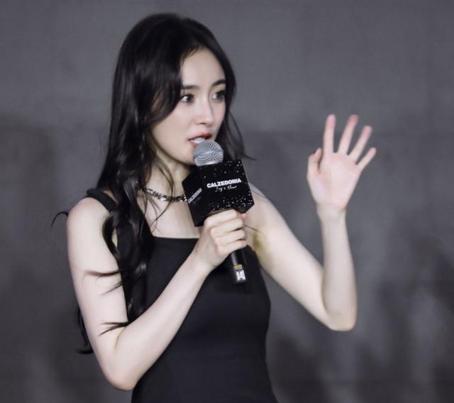 杨幂活动生图被疯传，离开工作室的P图，确定和精修照有区别？休闲区蓝鸢梦想 - Www.slyday.coM