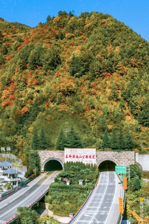 翻越关角山列车需要先通过展线爬升600米才能通过4200米的老关角隧道