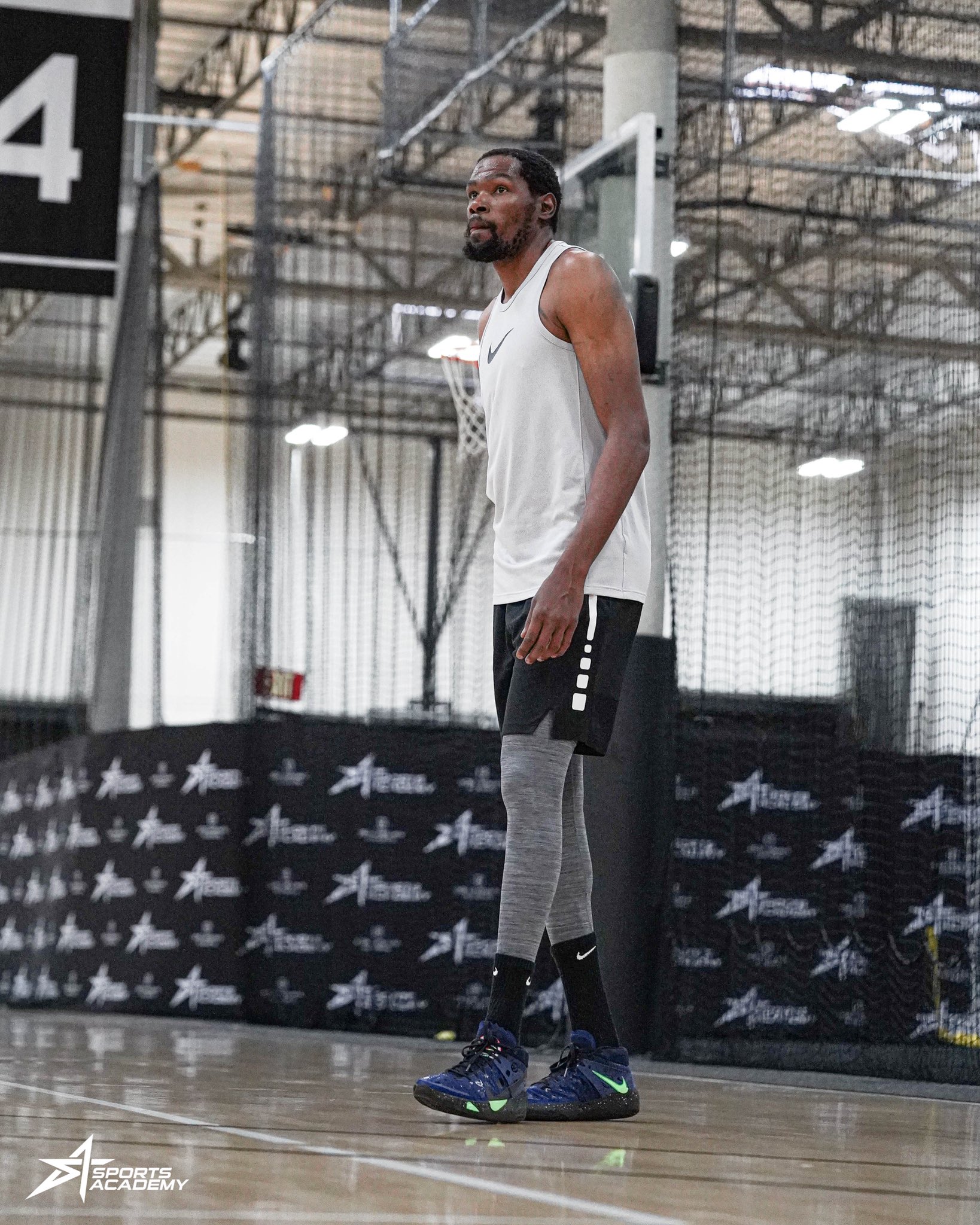 杜兰特训练中上脚kd13