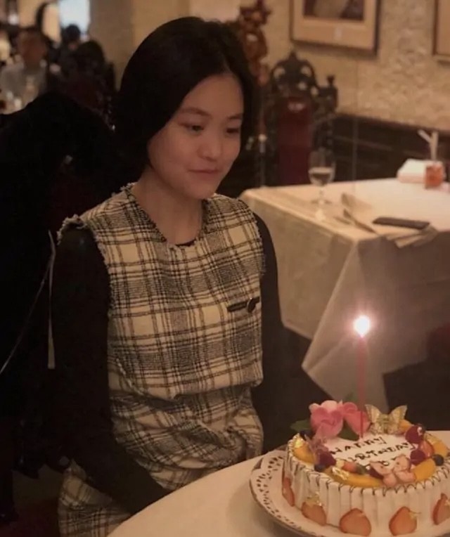 这一次还是因为吕丽君的女儿刘秀盈过生日,吕丽君的鲜肉男友才浮出