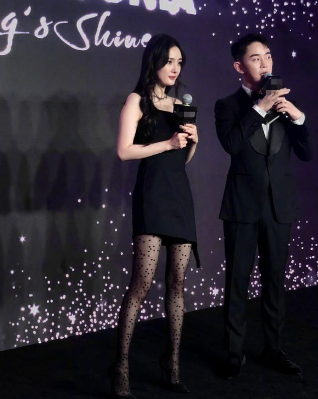 杨幂活动生图被疯传，离开工作室的P图，确定和精修照有区别？休闲区蓝鸢梦想 - Www.slyday.coM