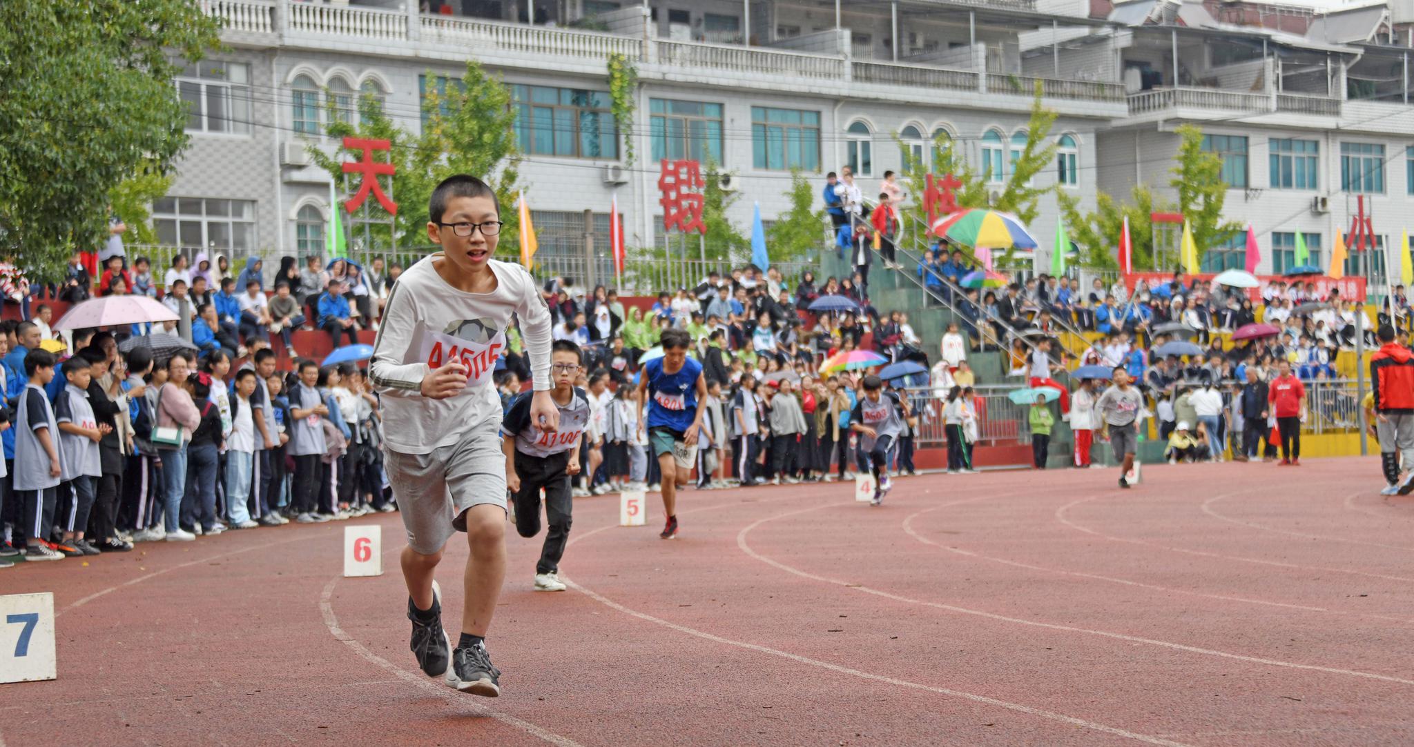 月  日,在仙居县安洲中学操场,同学们正在参加跑步比赛.