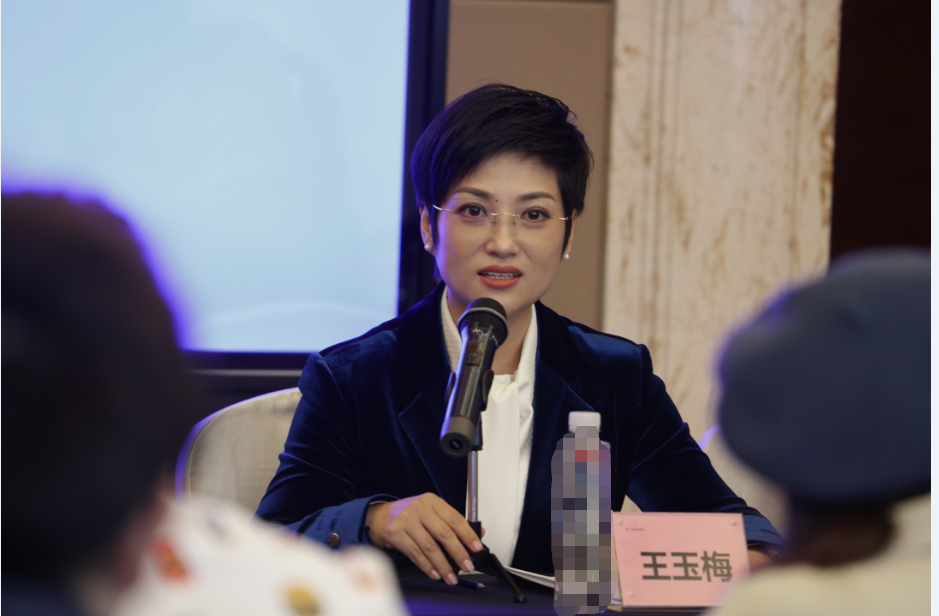 演出系列活动"媒体通气会在成都举行,会议由"梅花奖"演员王玉梅主持