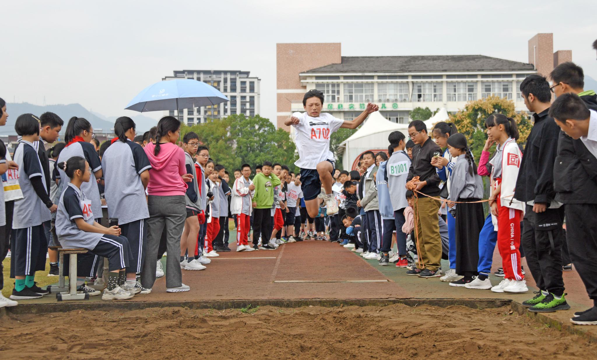 月  日,在仙居县安洲中学操场,同学们正在参加跳远比赛.
