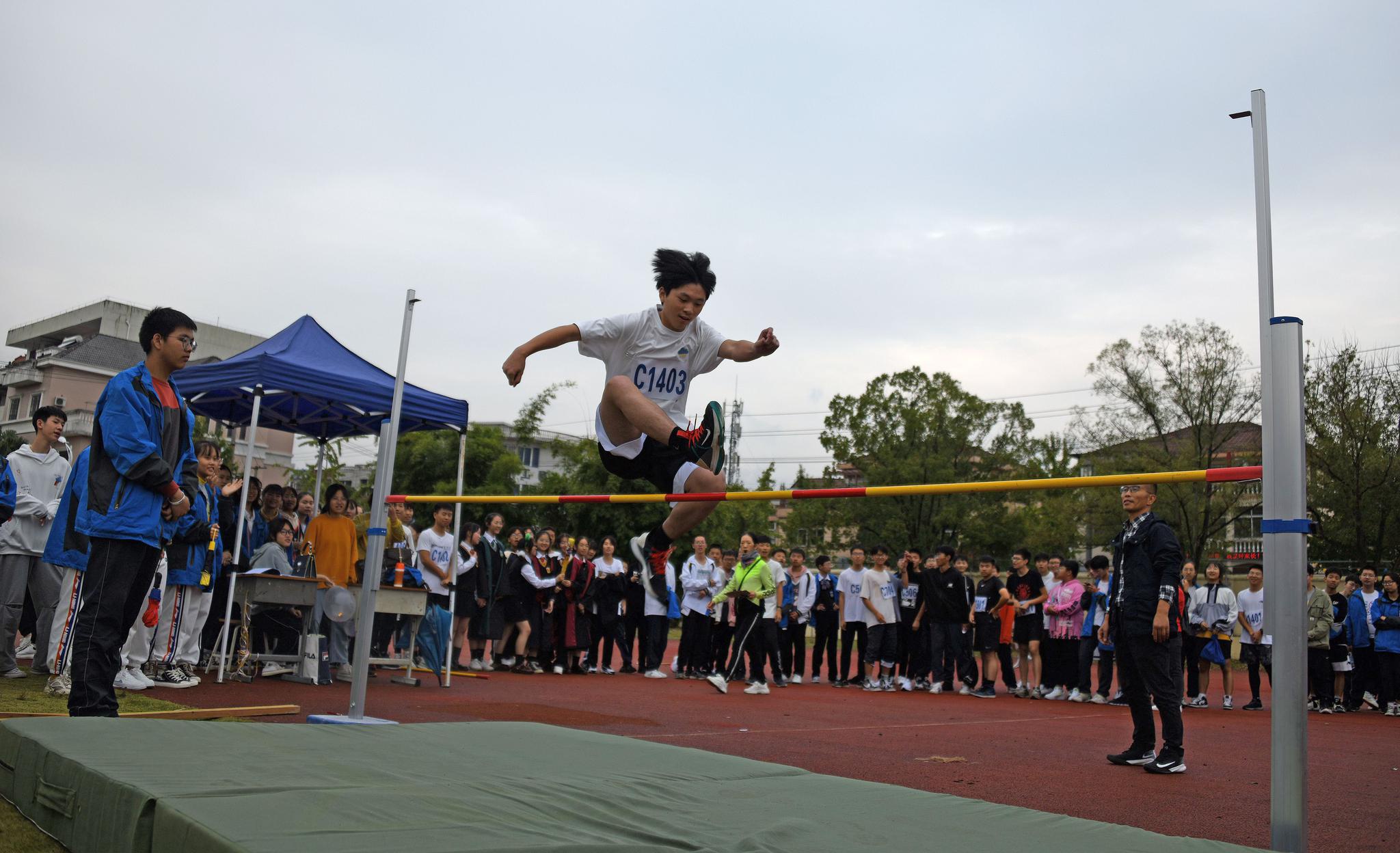 月  日,在仙居县安洲中学操场,同学们正在参加跳高比赛.