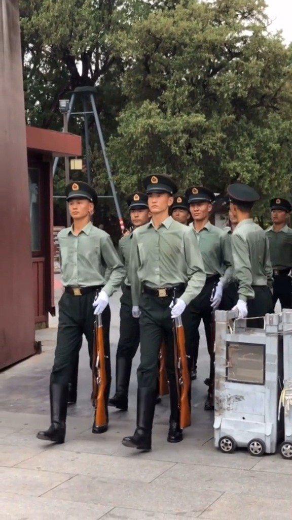 训练结束的解放军三军仪仗队,每个人的衣服都汗水浸湿!