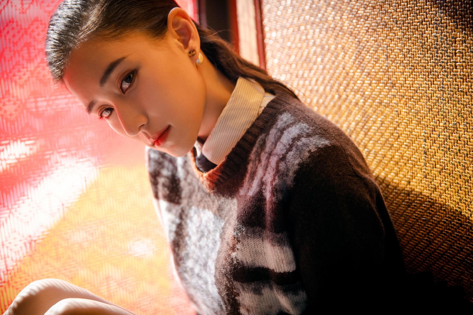 何超莲穿短裙网袜秀好身材携男友拍大片大赞窦骁是帅狍子