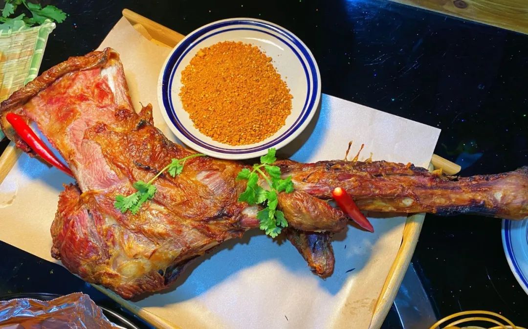 长春市区里的地道土窑坑烤,人气火爆,等俩小时也要吃,原汁原味|福安|