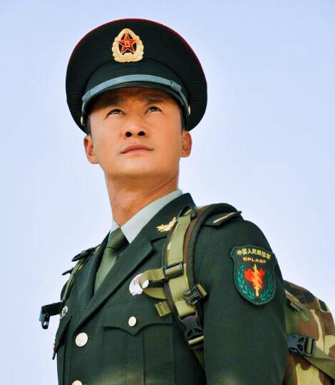 男明星军装照杨洋帅气陈伟霆高冷你觉得谁的最好看