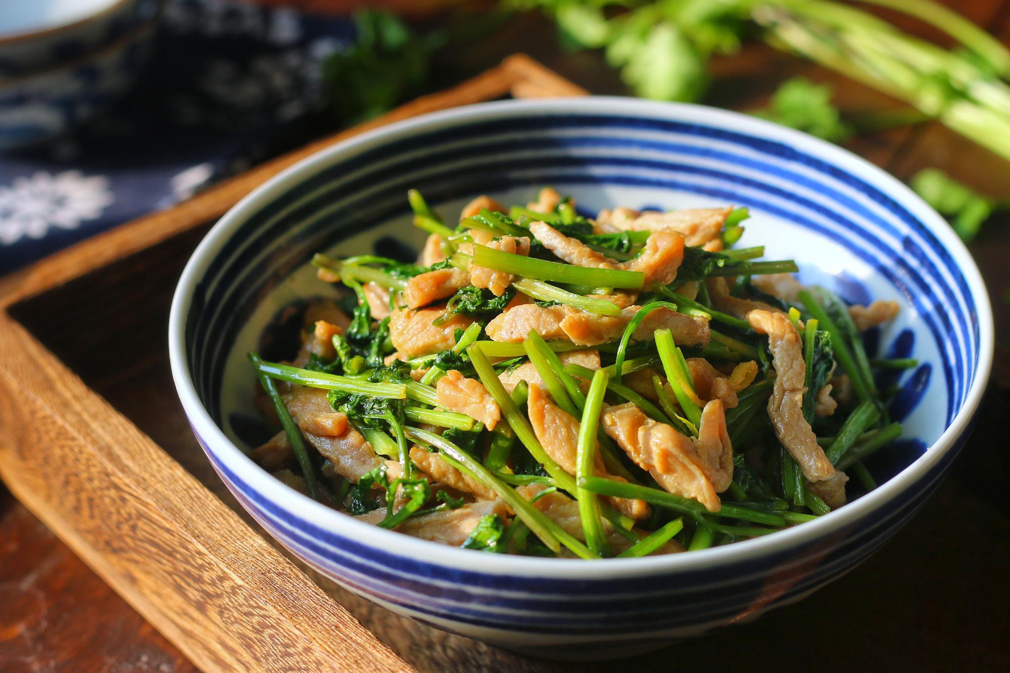 用香菜炒肉香到没朋友简单一炒就特下饭天冷要多吃