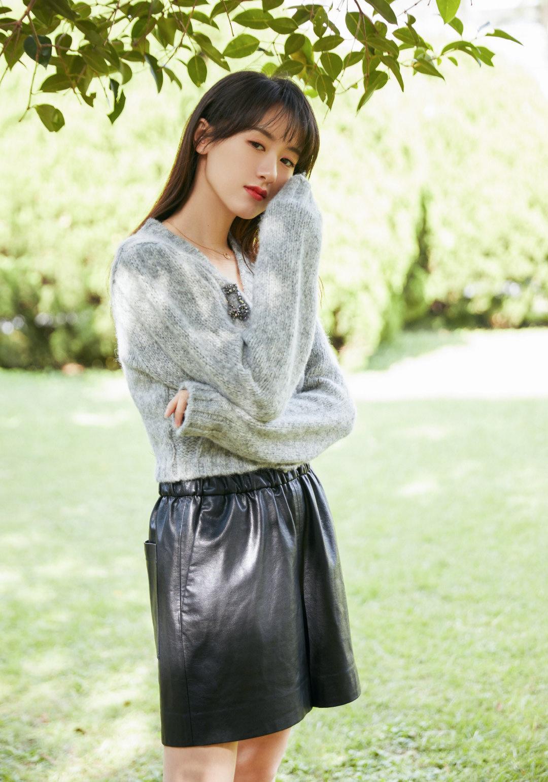 袁冰妍温柔风穿搭来袭绵软针织小衫配中性皮裤又酷又甜又有范
