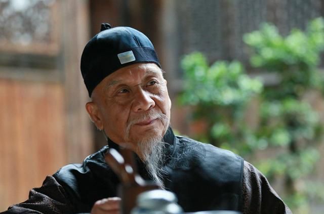 青翼蝠王韦一笑落魄了?街头拉琴似卖艺,琴盒装满路人给的零钱