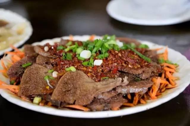 最好吃的吹肝,数鹤庆的最有名,宰好了猪,将猪开膛破肚,趁着还有些热乎