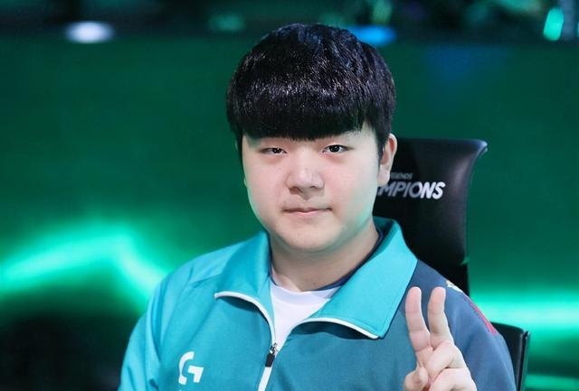 虎牙s10君泽复盘半决赛,点评dwg:牛宝工具人辅助突破口