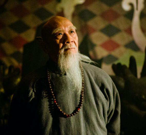 青翼蝠王韦一笑落魄了街头拉琴似卖艺琴盒装满路人给的零钱