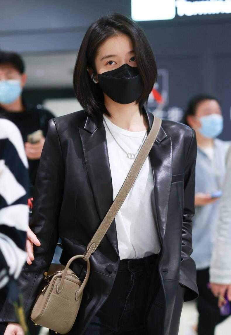 张雪迎越来越会穿皮西装配膝下靴时髦洋气秋天这么穿太高级