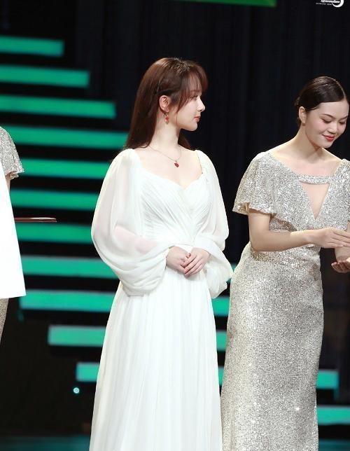 "冷白皮"有多高?当杨紫与其他女演员处于同一个画面中时