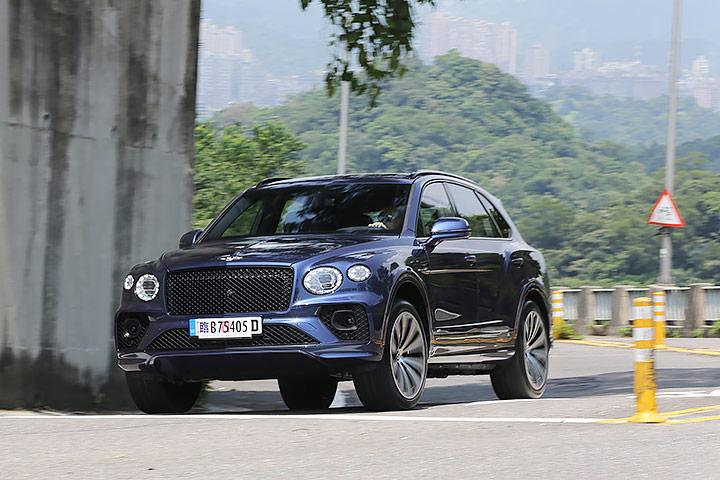 小改款添越v8试驾,宾利骄傲之作,买它不比g63好吗