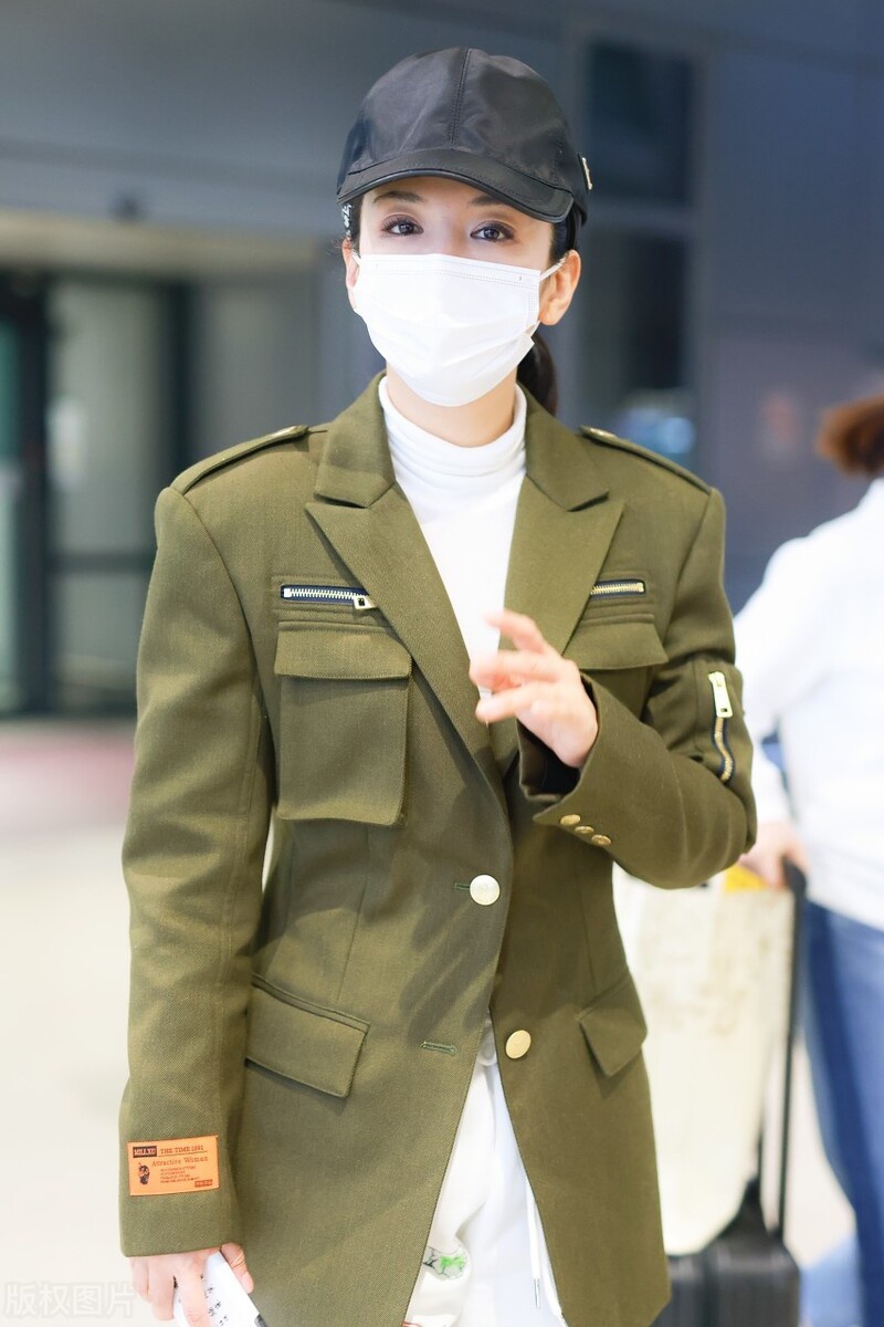 黄奕穿军绿色收腰西装戴棒球帽现身机场,英气十足,利落大方