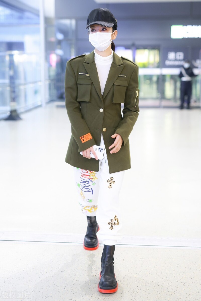 黄奕穿军绿色收腰西装戴棒球帽现身机场,英气十足,利落大方
