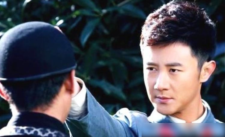 别看演容嬷嬷的时候一脸凶气,其实李明启年轻时候也是个清秀大方的