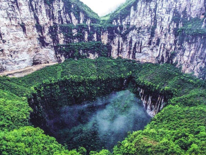 世界上最大的天坑就在这里纵深666米进去再出来要7小时