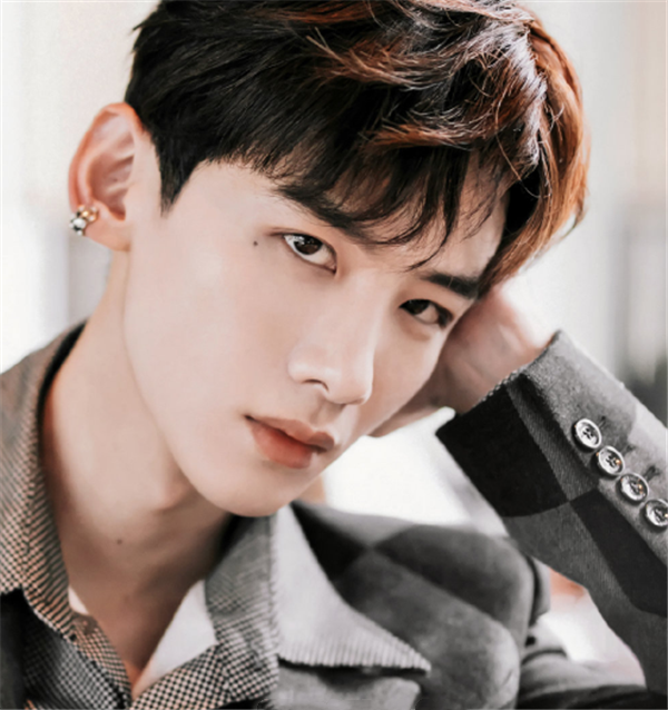 长痣的男星,千玺在眉心,蔡徐坤在脸颊,看到王俊凯:迷人!