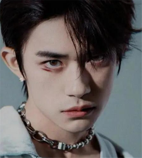 长痣的男星,千玺在眉心,蔡徐坤在脸颊,看到王俊凯:迷人!