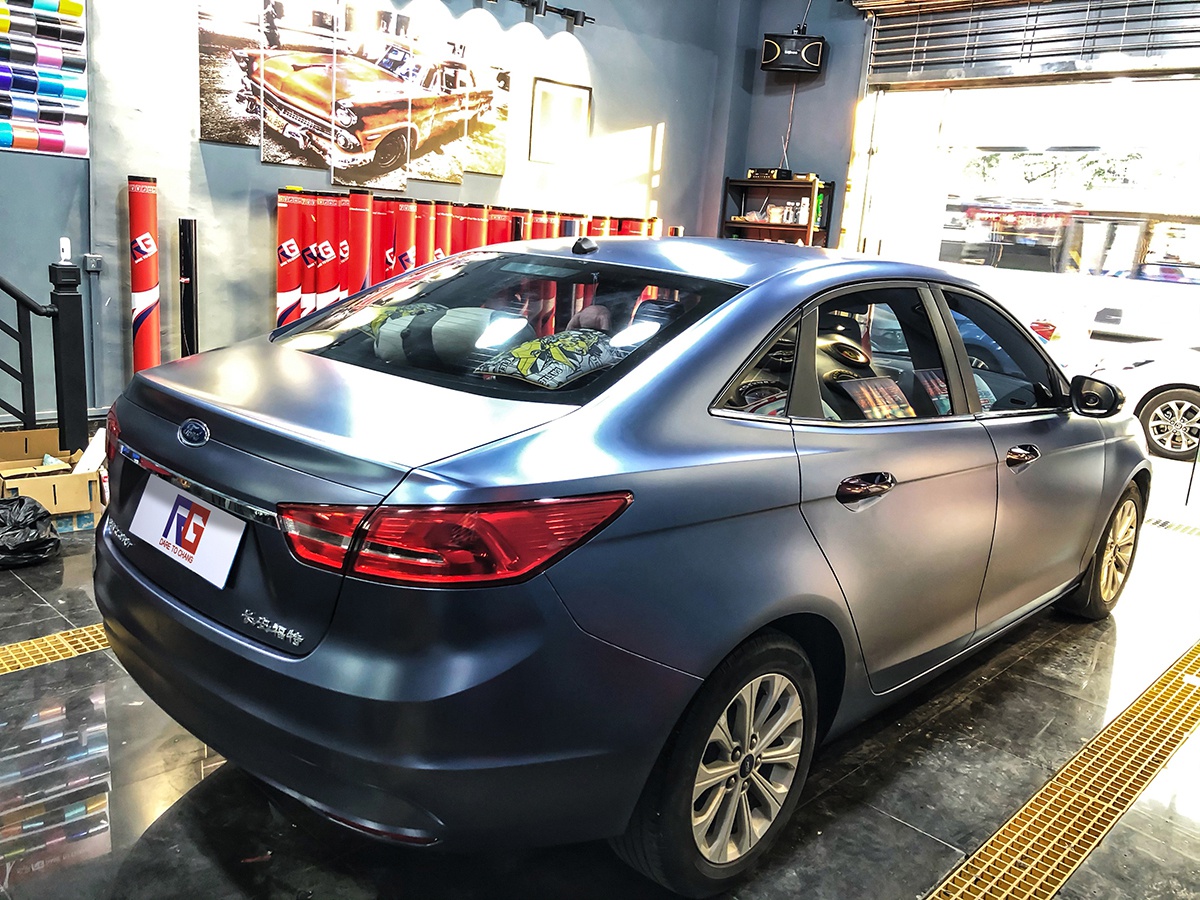 福特福睿斯车身改色电光午夜蓝 rg瑞集改色膜佛山禅城