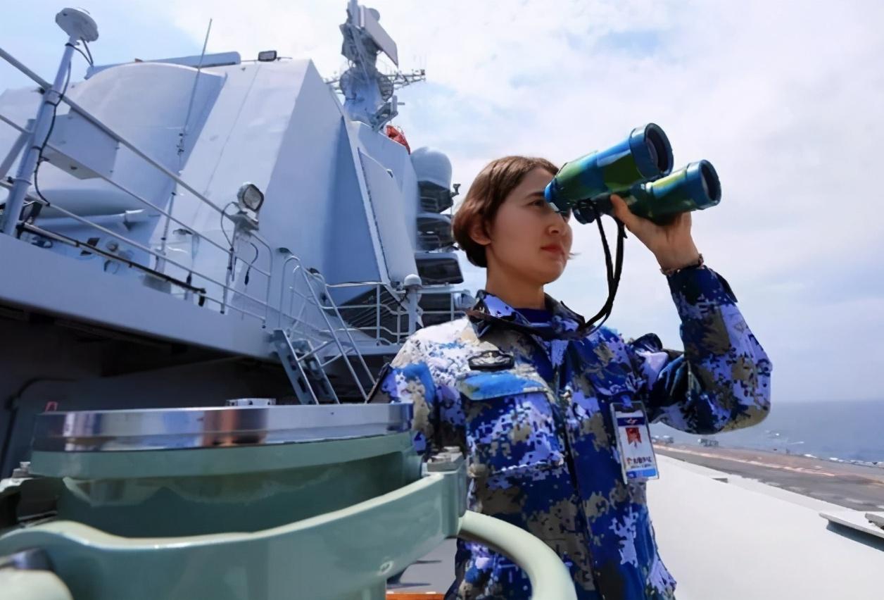 并且今年只有24岁,这名女司机就是徐玲,她是辽宁舰的女舵手,在她的手