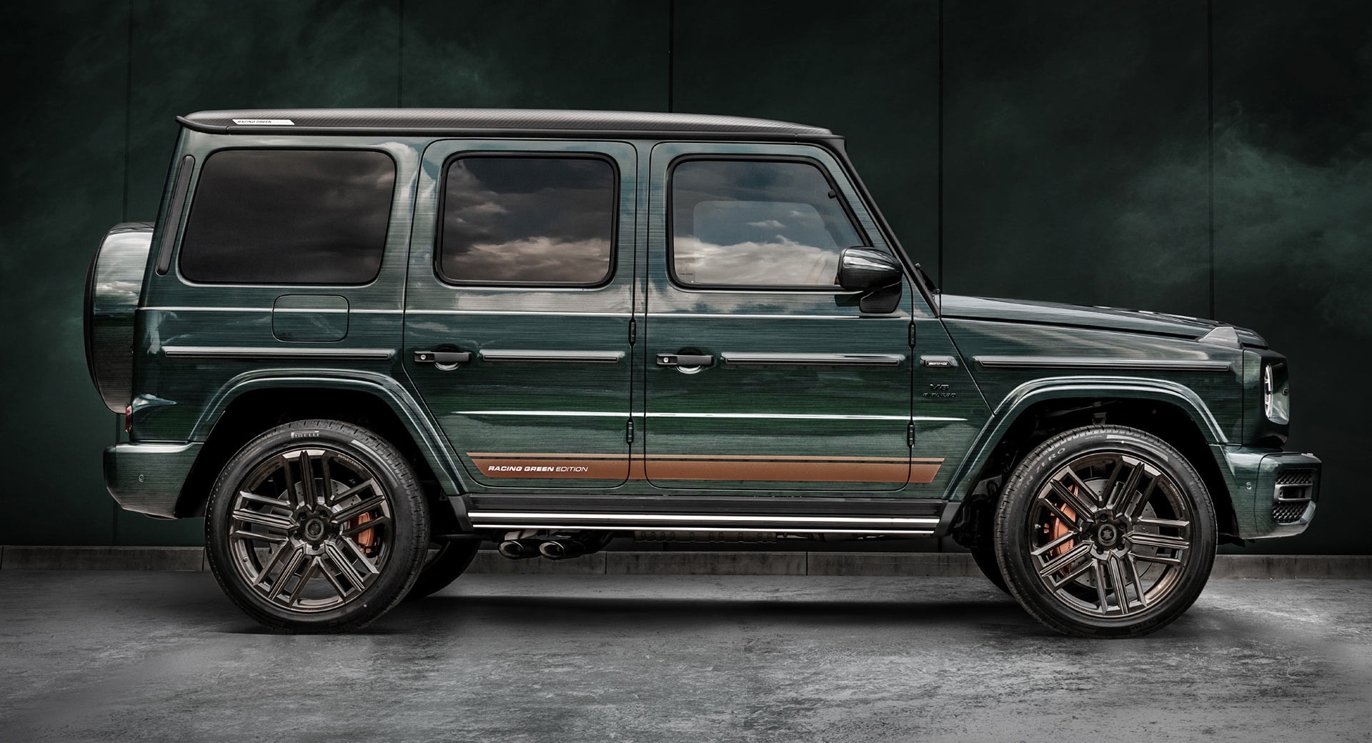 车身手工涂装成深绿色的翠绿色,受