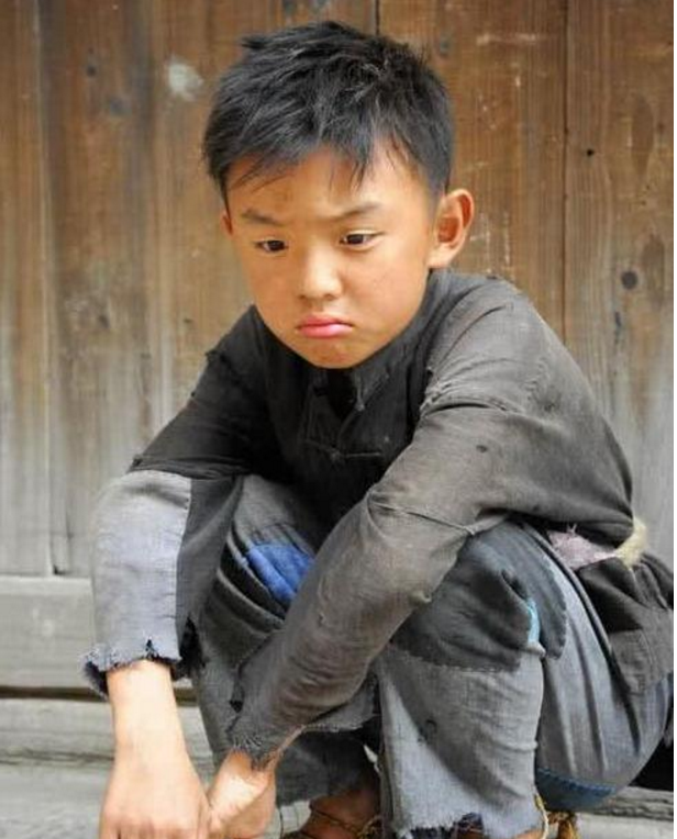 他是比关晓彤还努力的童星,12岁便有五十部作品,如今竟沦落成这