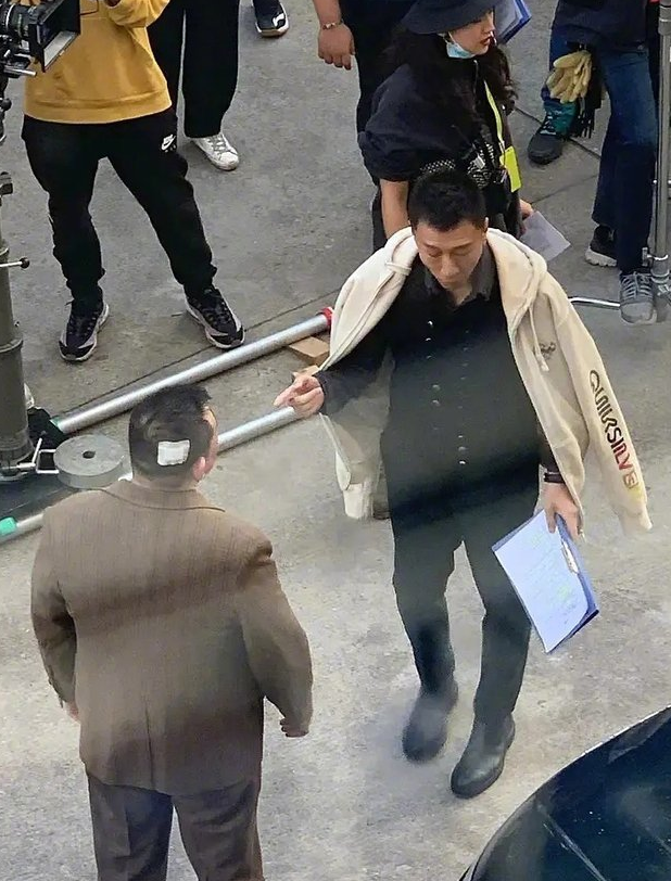 在路透照中也能清晰地看出,孙红雷身形消瘦,脸颊凹陷,本来圆润的一身