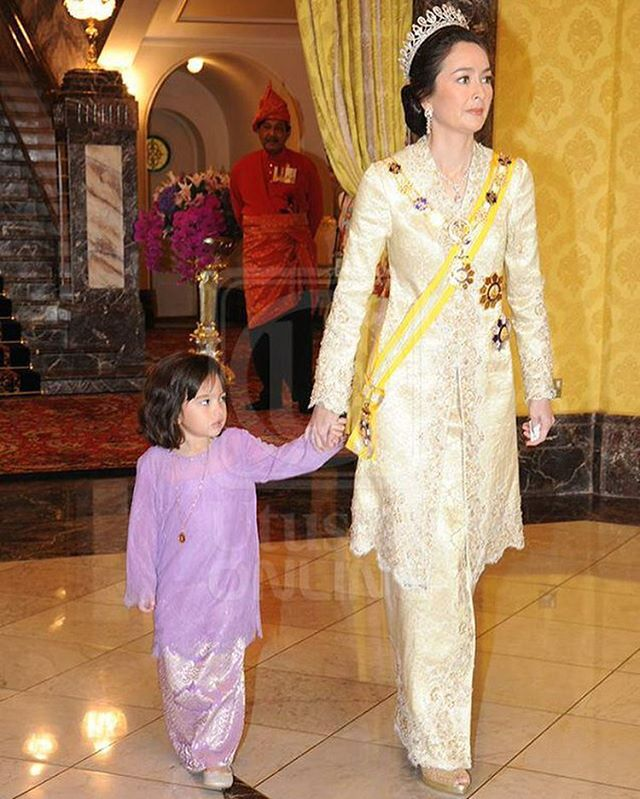 9岁公主"可爱臭脸"萌翻全球!奶凶高冷,连英国王子都不睬