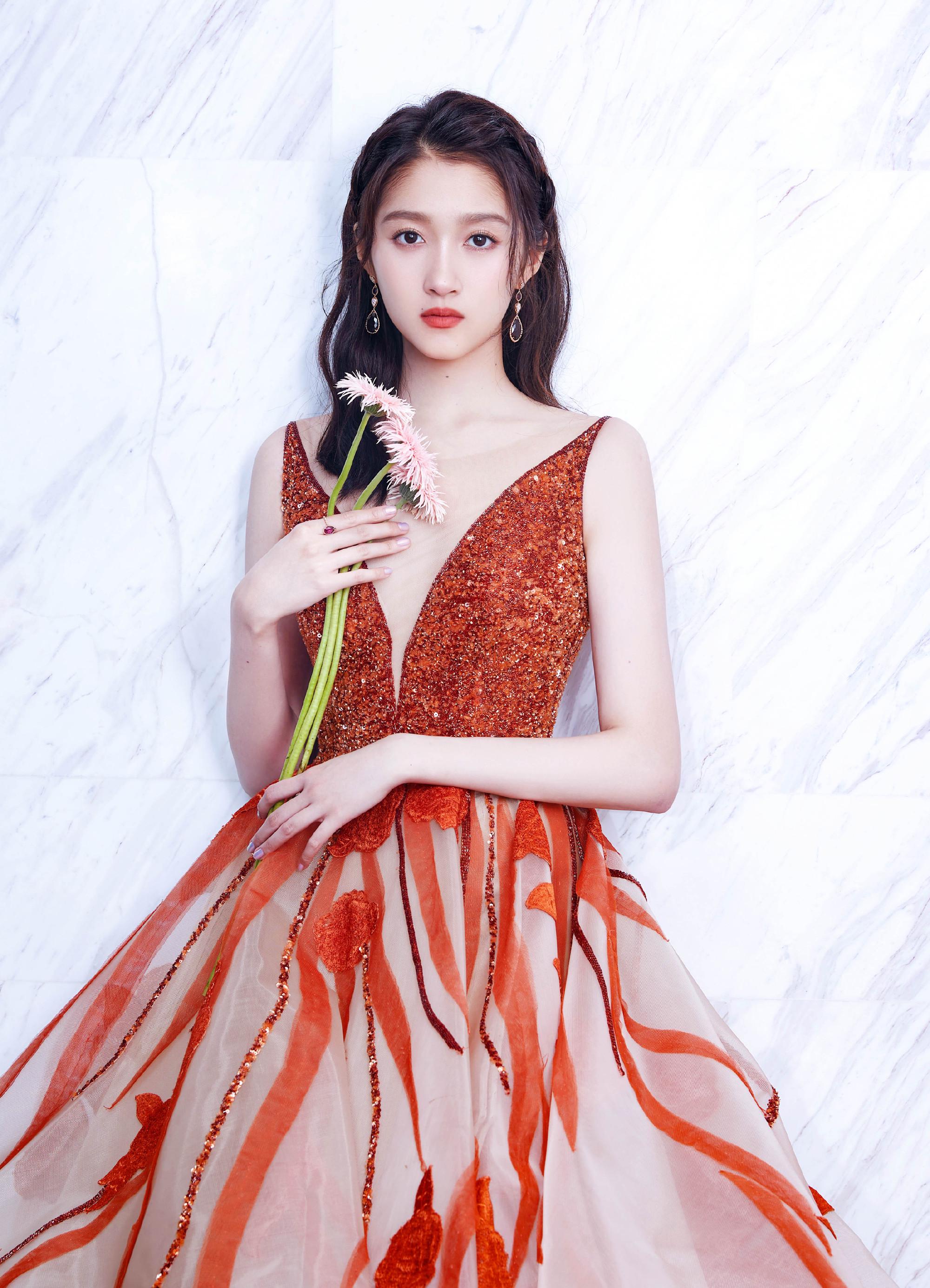 小情侣低调秀恩爱,关晓彤图案毛衣配尼裙贝雷帽,秋季就该这样穿