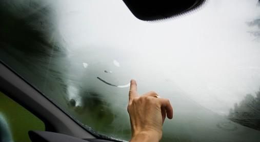 如果湿度太大的话那和你对着挡风玻璃哈气没啥区别,反而会加重起雾