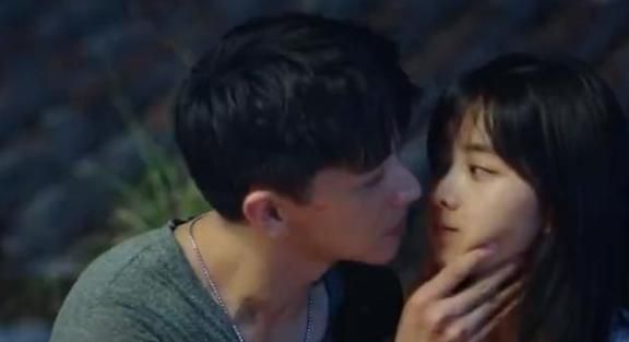 《亲爱的麻洋街》开播,谭松韵和许魏洲上演雨中湿吻,疑细节穿帮