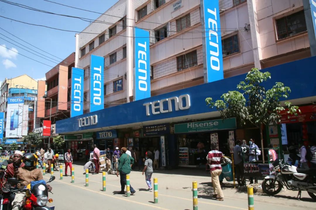 这是2020年10月15日在肯尼亚首都内罗毕拍摄的卢图利大街。蓝底白字的广告牌上印着传音旗下品牌TECNO。新华社发（查尔斯·奥扬戈摄）