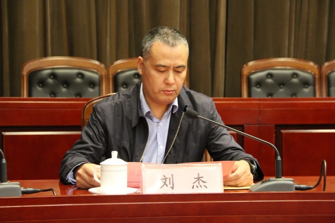 区综合行政执法局党组成员,环卫中心主任刘杰宣传通报先进个人代表