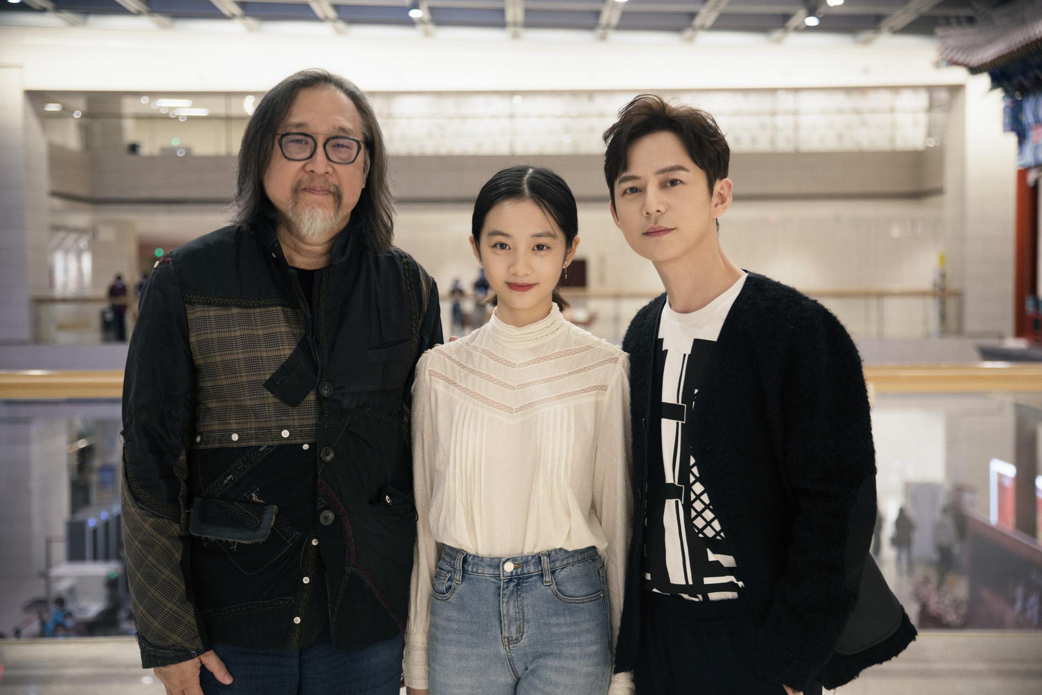 赖声川,黄忆慈(多多),何炅合影.主办方供图