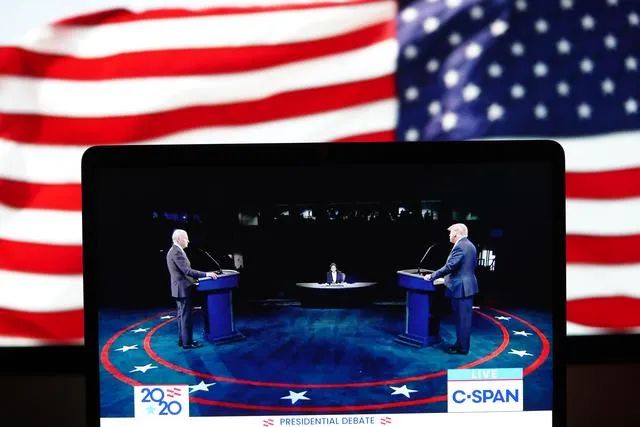 ▲这张10月22日在美国弗吉尼亚州阿灵顿拍摄的视频画面显示，美国总统特朗普（右）与民主党总统候选人拜登（左）在田纳西州纳什维尔市参加最后一场总统候选人电视辩论。新华社记者 刘杰 摄